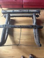 Alter Schlitten mit Glasplatte