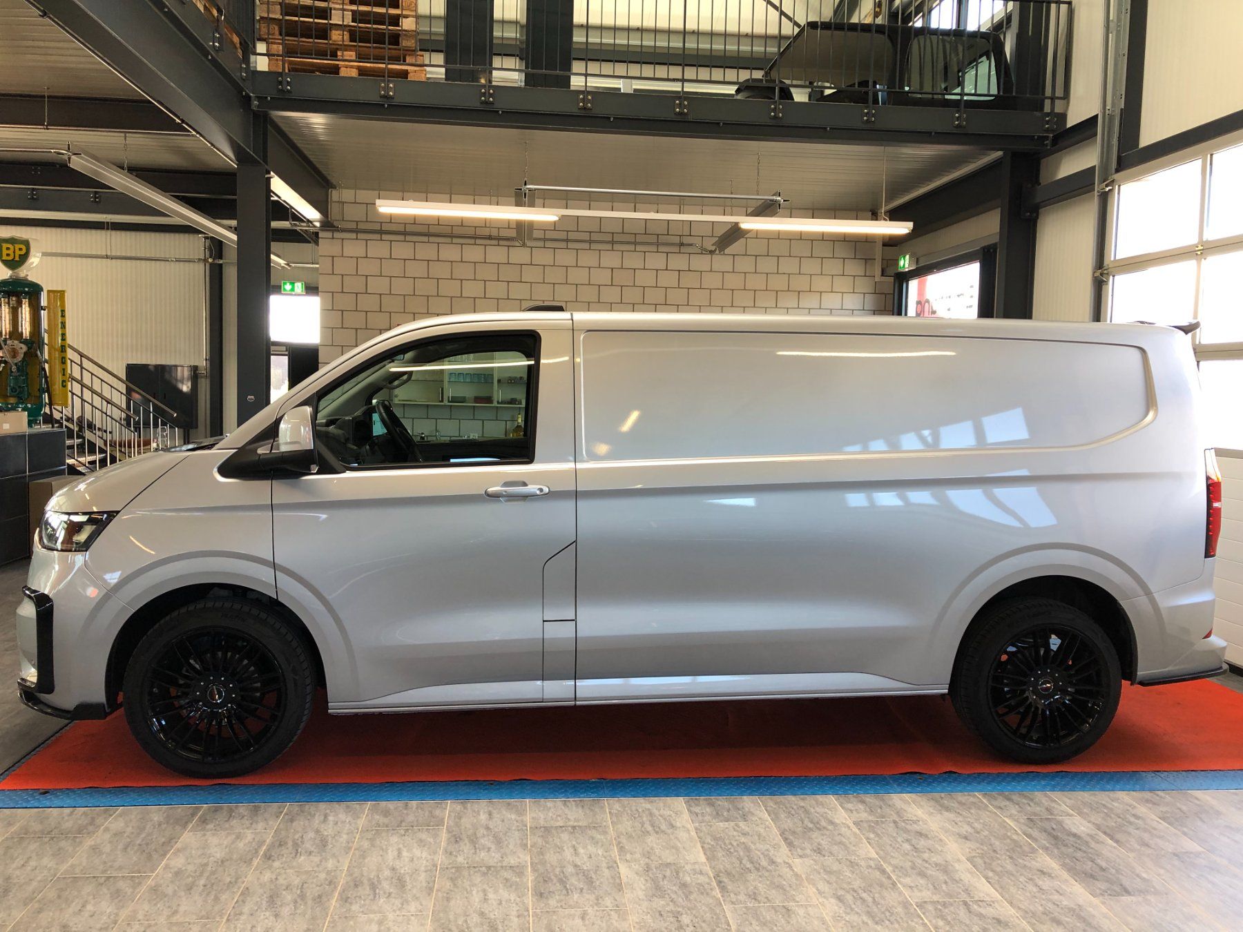 VW Veicoli commerciali: VW Transporter T7 2.0 TDI Lang – Usato da Gampelen venduto da Steuer0 1