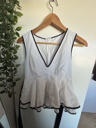 Damen Top weiss mit schwarzem Besatz Grösse S