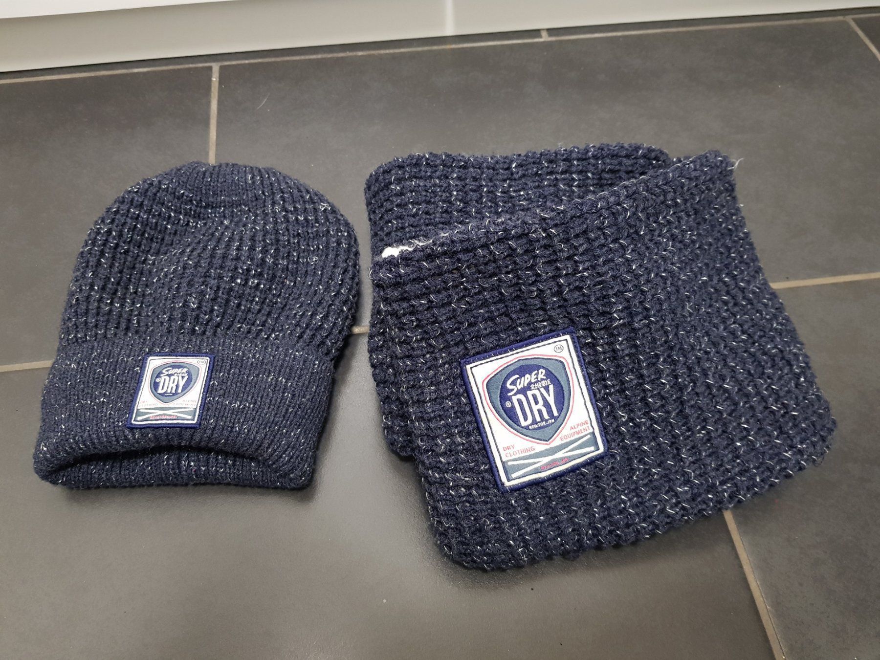 Superdry Lotti di vestiti: Superdry Mütze und Schal – Usato da Oftringen venduto da bin_2wk8