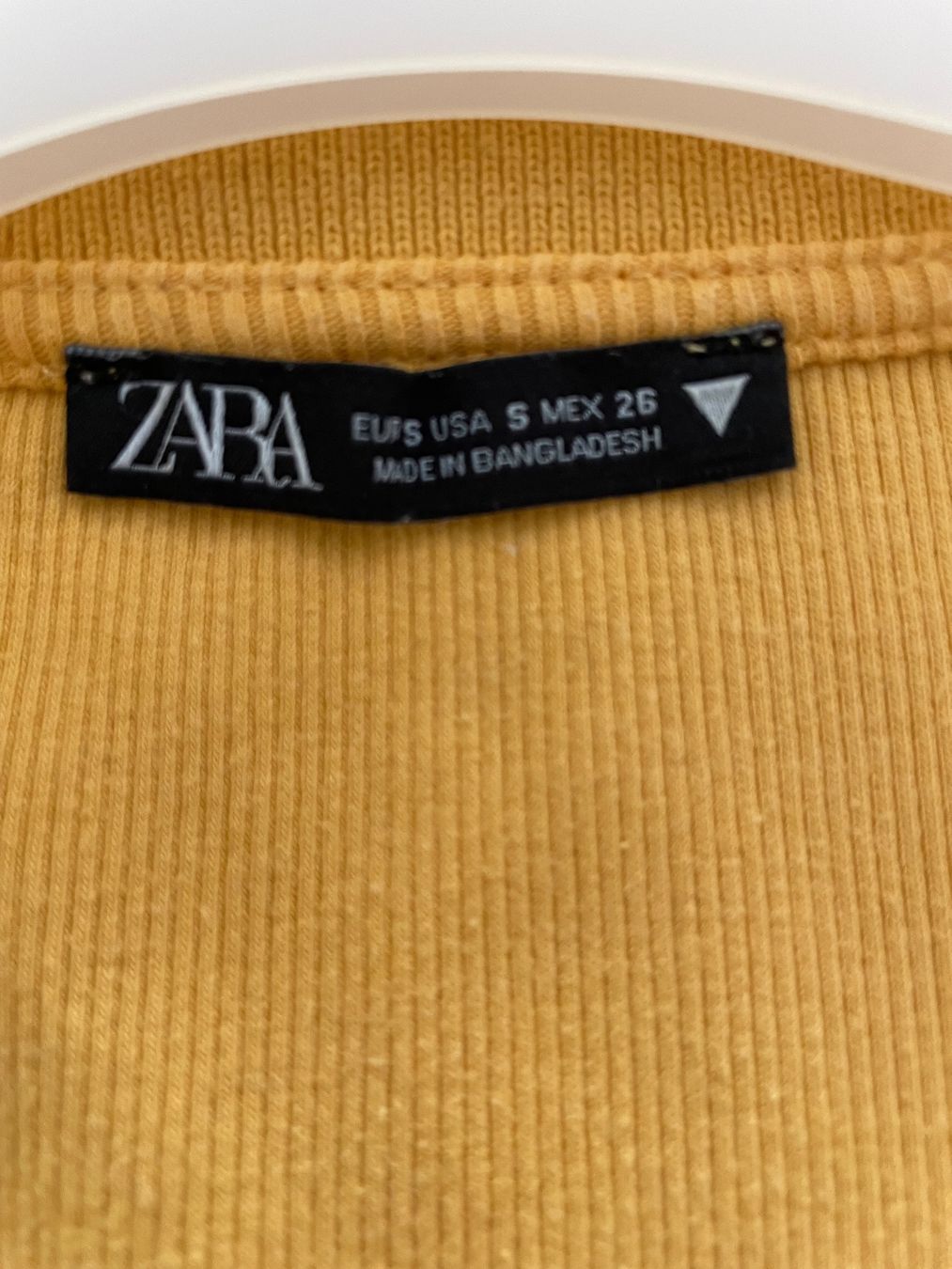 Zara Top: Crop-top jaune moutarde – Usato da Sion venduto da Mazarine_ 2