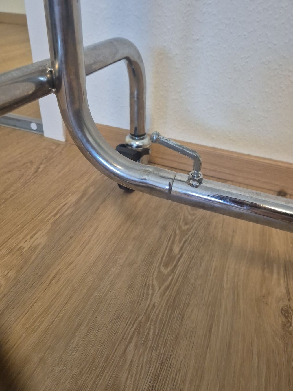 Sonstige Dekorationen & Accessoires: Kleiderstange Chrom mit Rollen plus ausziehbar – Gebraucht aus Emmen von westvirginia 1
