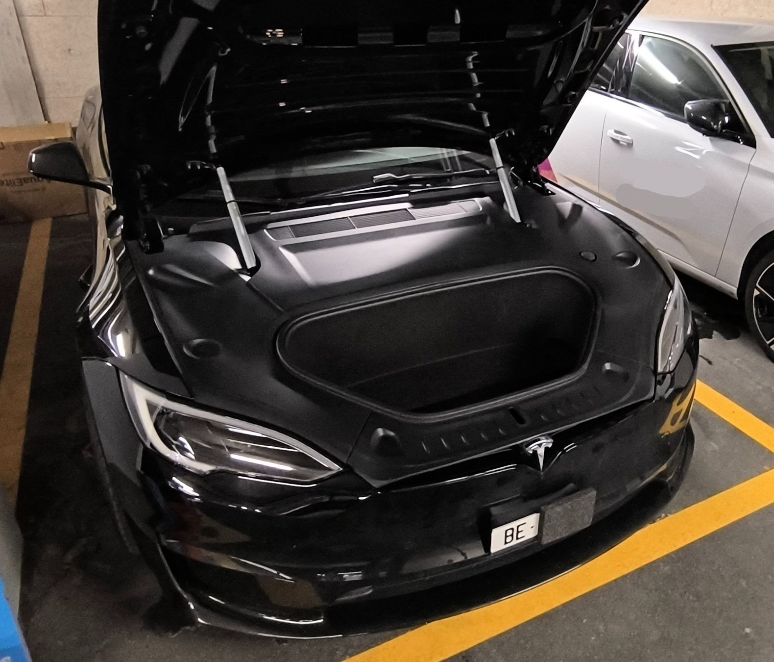 Tesla Toutes les pièces auto: Tesla Model 3/Y/S/HL/Yuniper Power Frunk – Neuf (Voir description) à Wichtrach par Avramolon 2