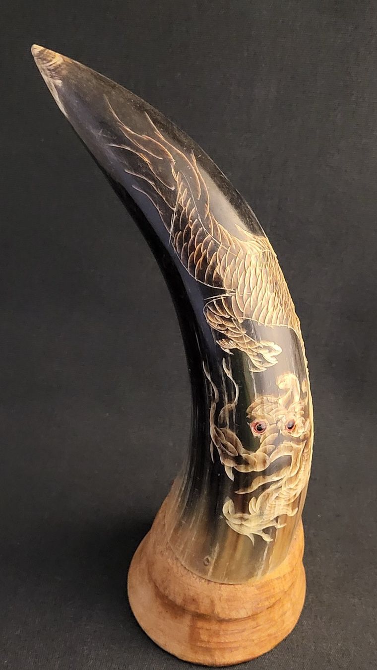 Statuette: Horn mit Drachen-Schnitzerei – Usato da Basel venduto da spinne02 4