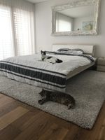 Bett mit Holzrahmen und zwei separate Bettroste
