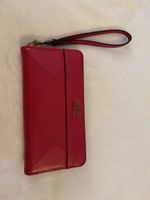 Pochette rouge Guess