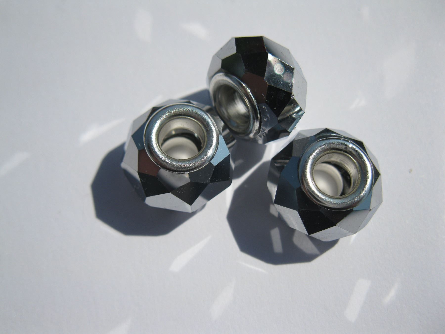 Perle (finte): 2 Grosslochperlen, Glas Beads facettiert, silbergrau – Nuovo e nell'imballaggio originale da St. Margarethen TG venduto da LuanaKa 2