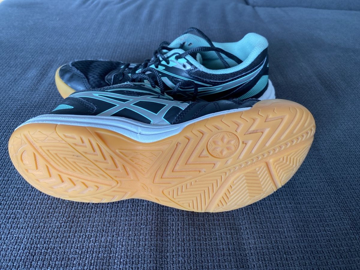Asics Chaussures garçon: Asics Hallenschuhe  – D'occasion à Oberdiessbach par Magalli 1