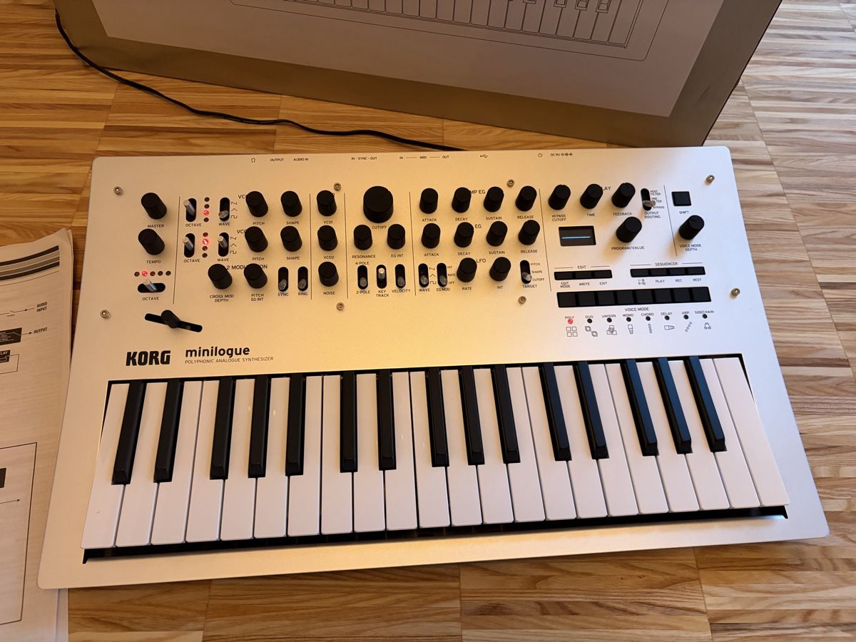 Korg Strumenti musicali: Korg Minilogue – Nuovo (secondo la descrizione) da Zürich venduto da _mse_
