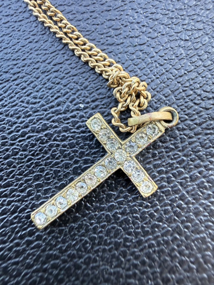 Ketten: Pendentif croix dorée strassé  avec chaînette – Gebraucht aus Les Bayards von aout