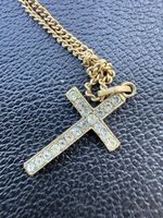 Pendentif croix dorée strassé  avec chaînette