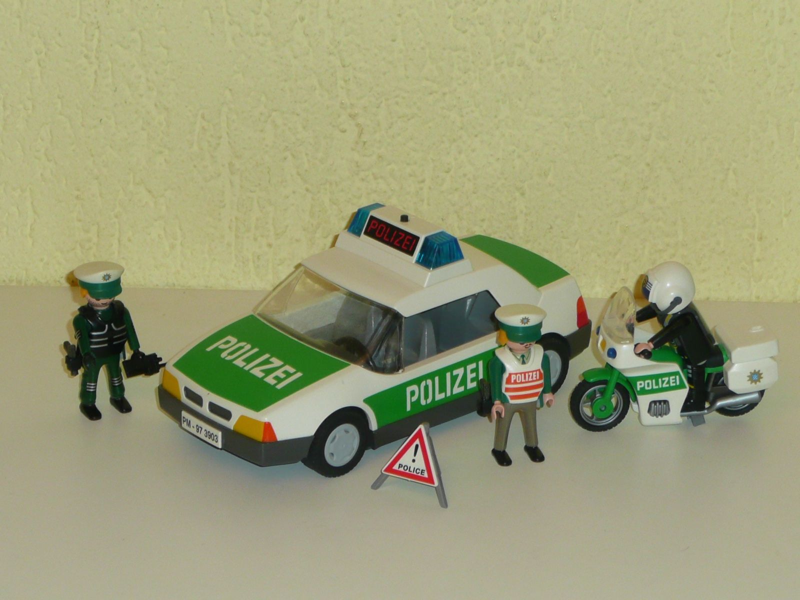 Playmobil Jouets: Playmobil " Polizeiauto mit Polizeimotorrad " – D'occasion à Kriens par Taurus12