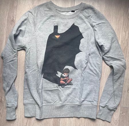 Pullover Grau Superheld