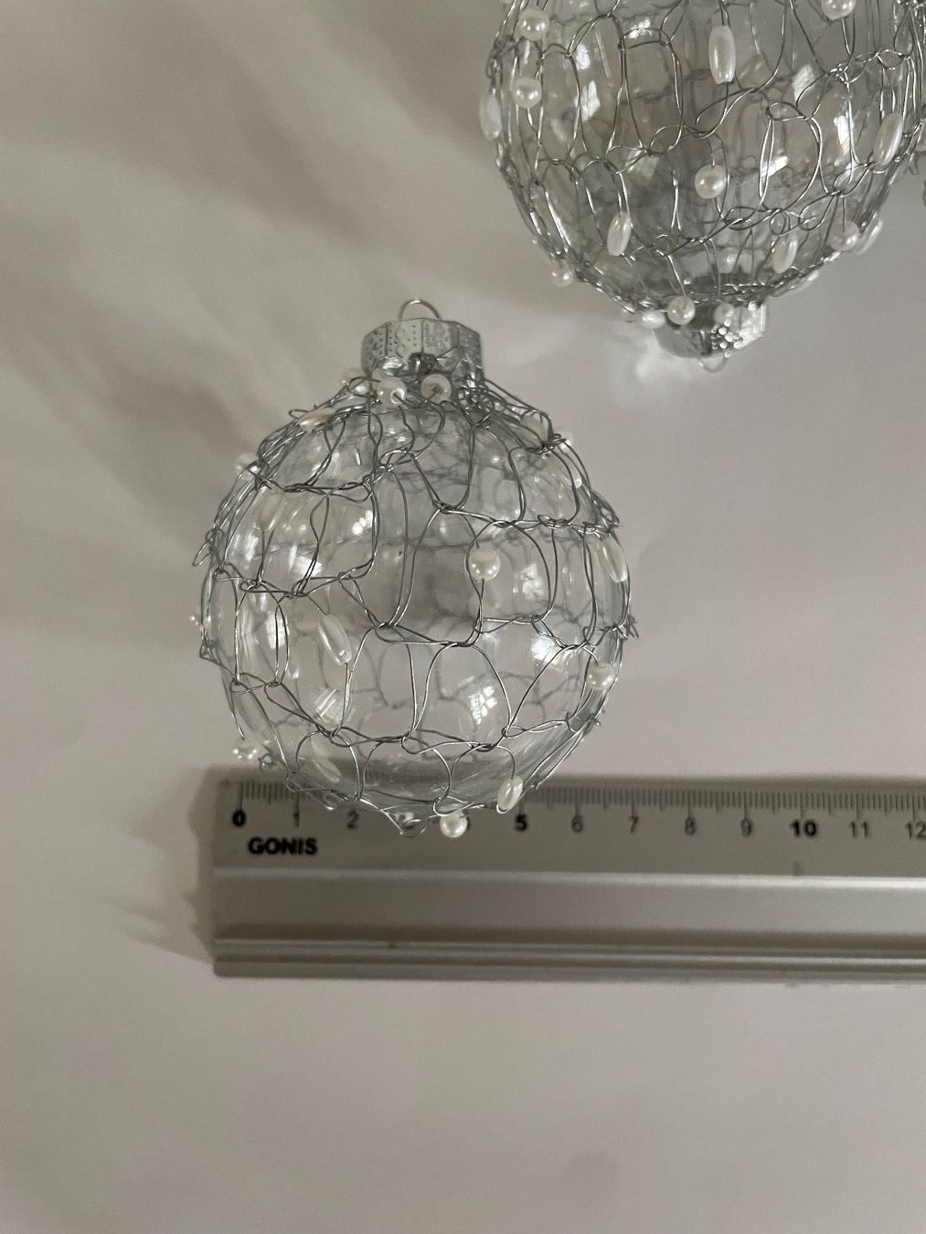 Alle Dekorationen: 8 Weihnachtskugeln aus Glas, mit Perlen weiss – Gebraucht aus Cham von 2eye 3