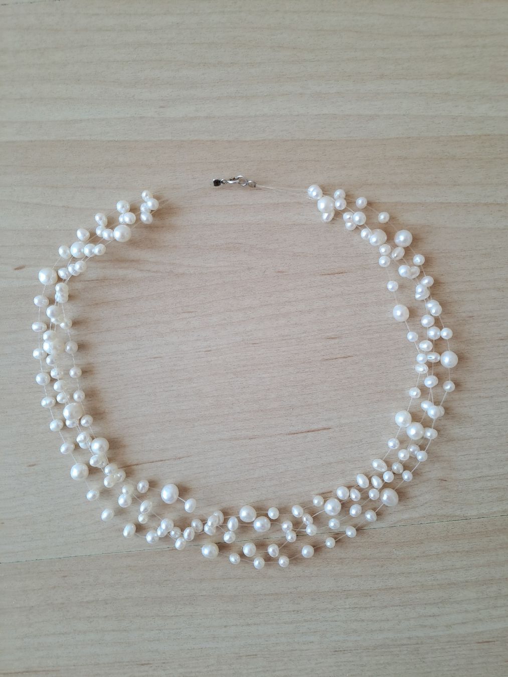Perle (finte): Collier de perles blanches d'eau douce, fermoir argent – Usato da Denens venduto da Chanchantevend