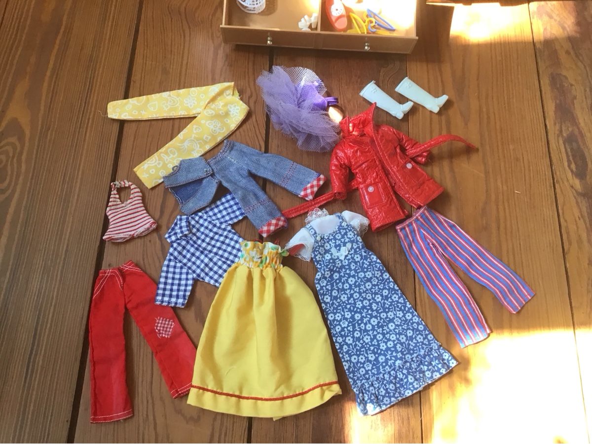 Bambole: Daisy Mary Quant Schrank mit Kleidung und Accessoires – Usato da Birsfelden venduto da rah_8bfj 1