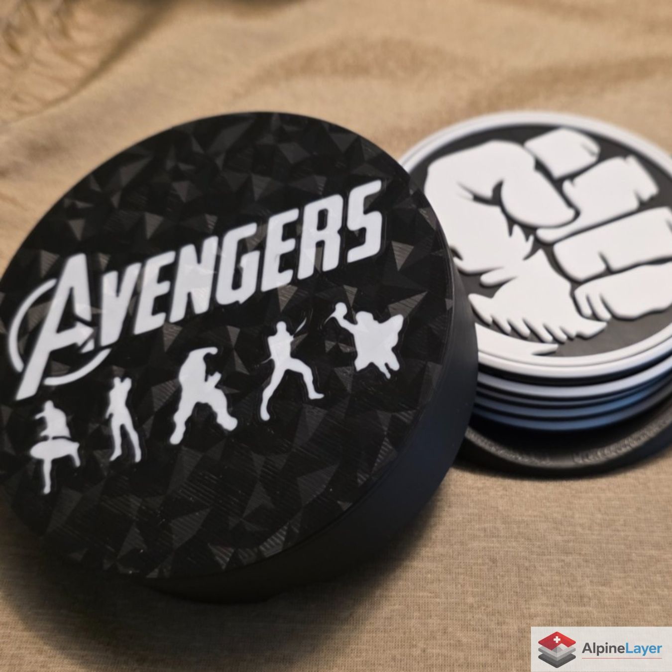 Sottobicchieri: Marvel Avengers Premium Coaster Set with Holder 3D Printed – Nuovo (secondo la descrizione) da Losone venduto da AlpineLayer