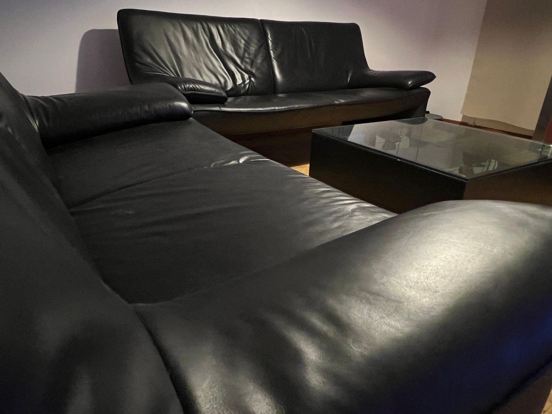 Divani: Leder-Sitzgruppe schwarz – 2 Sofas + Sessel/Hocker – Usato da Gossau SG venduto da Lizenzmarkt 9