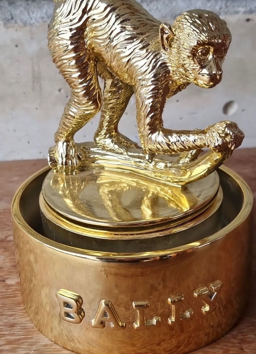 Figuren: BALLY - Affenstatue, Deko in Gold – Gebraucht aus St. Gallen von Floomer 1