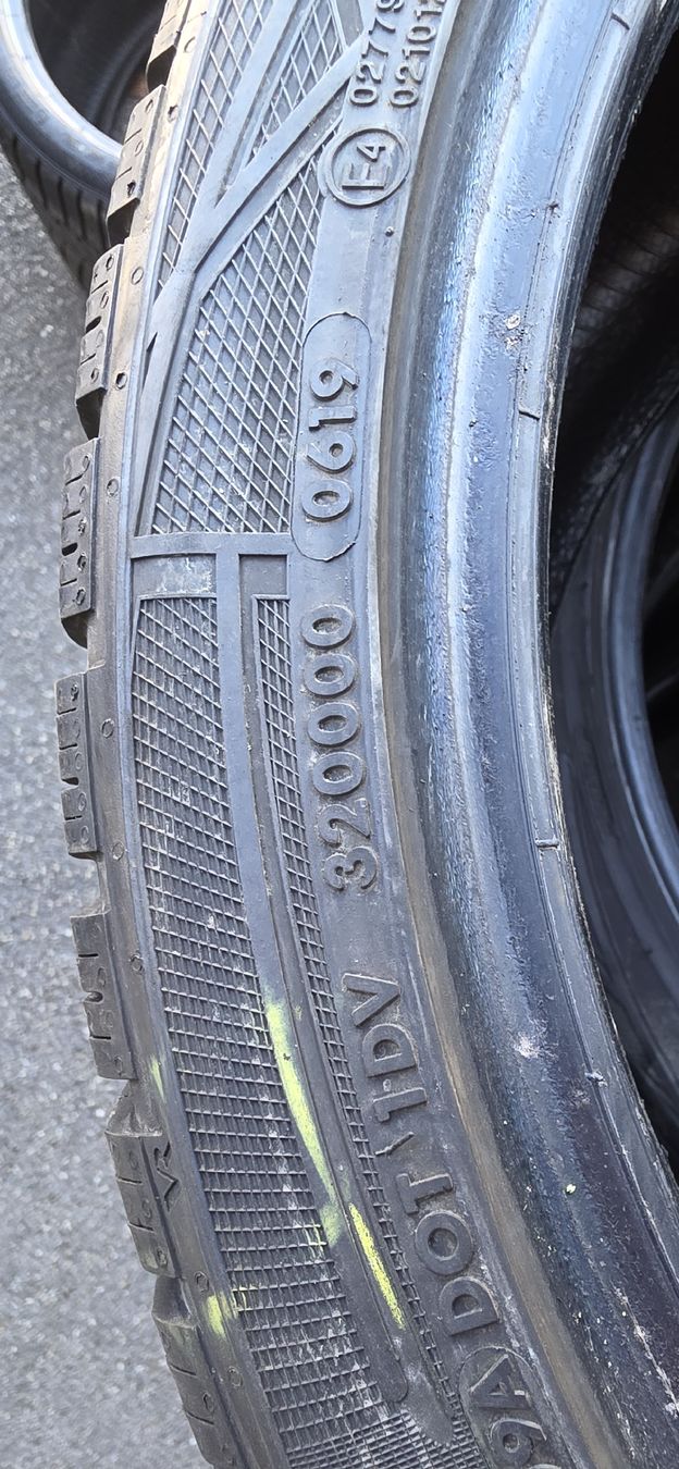 Pneumatici & Ruote complete: Winterpneu 255/35/R19 M+S – Usato da herzogenbuchsee venduto da jamma01 4
