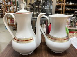 Kaffeekanne mit Deckel H. 20(23.5) cm / Milchkanne H. 19 cm