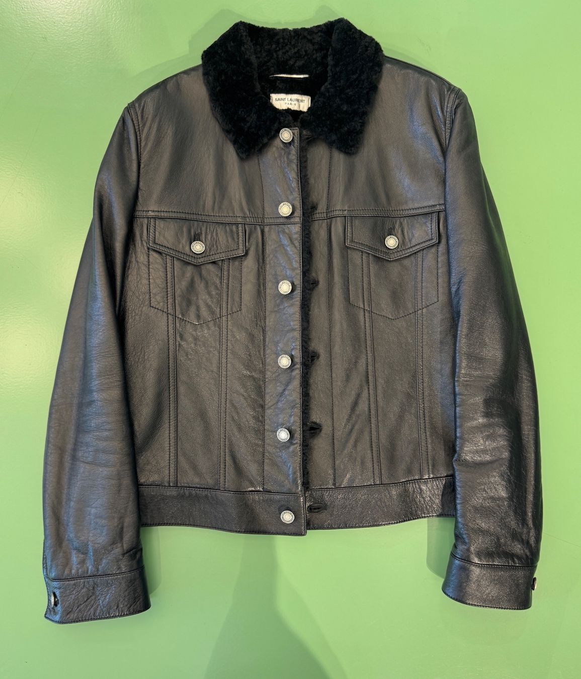 Saint Laurent Giacche: Saint Laurent Shearling Lined Leather Trucker Black Lambskin – Nuovo (secondo la descrizione) da Zürich venduto da dodichnobli 1