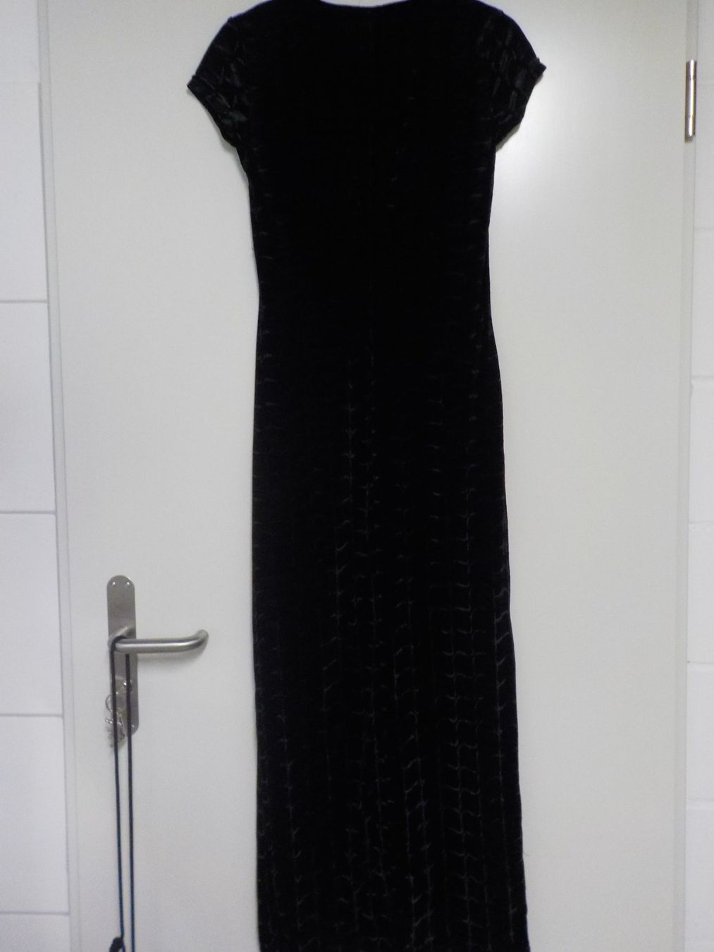 Vestiti: schwarzes Kleid, Samtoptik, mit einem Seitenschlitz (32) – Nuovo (secondo la descrizione) da Muri b. Bern venduto da Silberdolphin 1