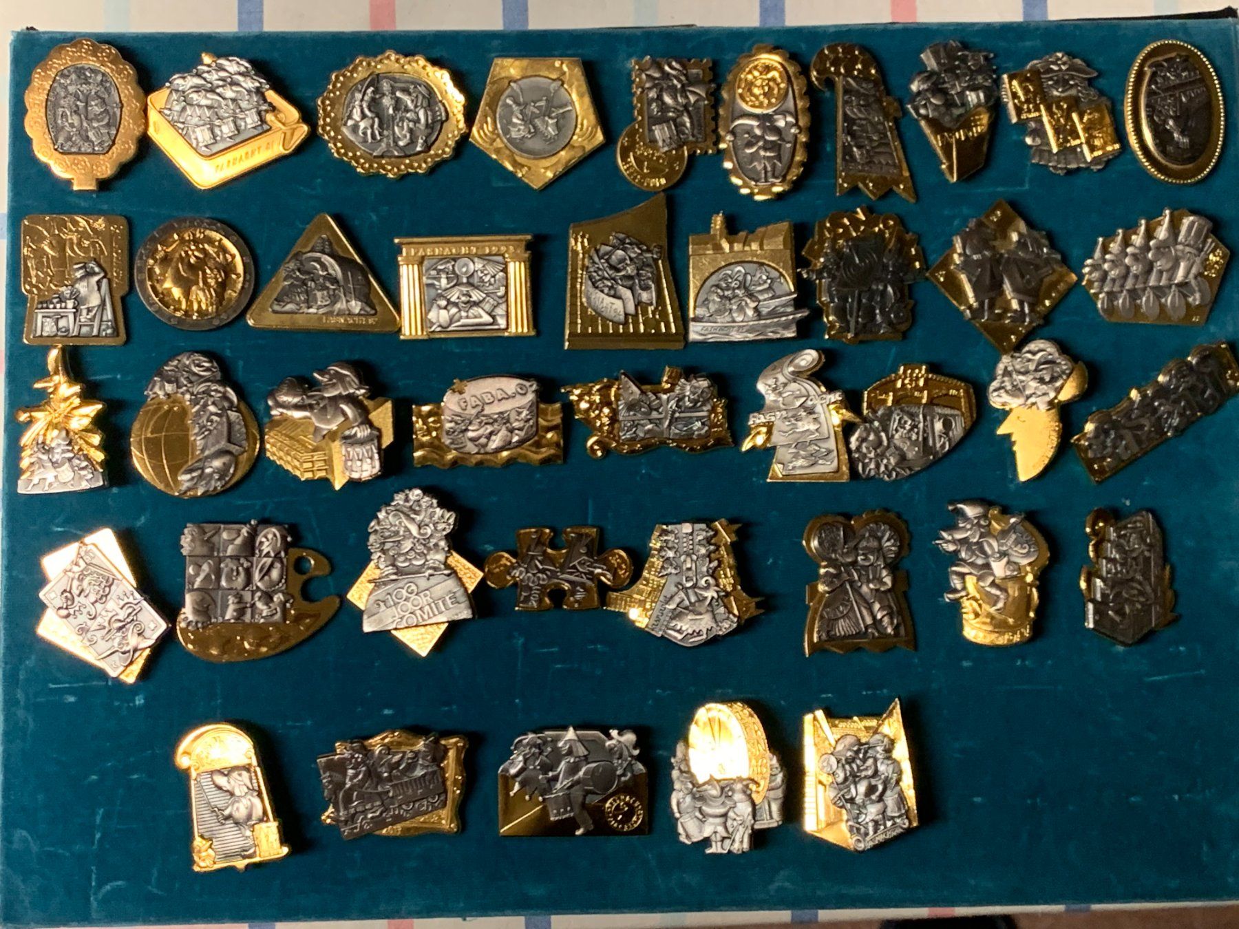 Basler Placchette & Badge: Grosse Basler Fasnachts-Plaketten Sammlung – Usato da Therwil venduto da Zelle13 2