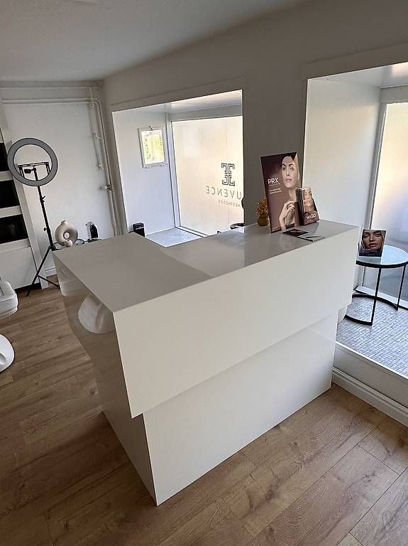 Ladenausstattungen & Messebau: Empfangstheke / Reception Weiss – Gebraucht aus Zürich von mrs_mlp5 4