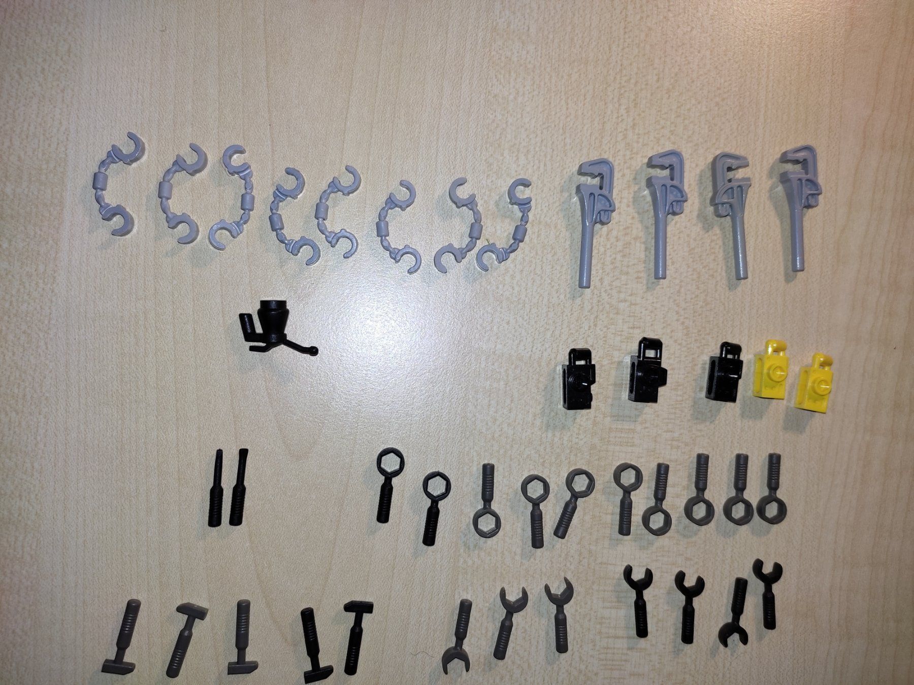 Lego Kit di costruzioni: Lego : Handcuffs, camera,Pipe Wrench,and – Usato da Montricher venduto da Babou72