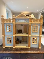 Maison de poupée en bois + nombreux meubles et accessoires