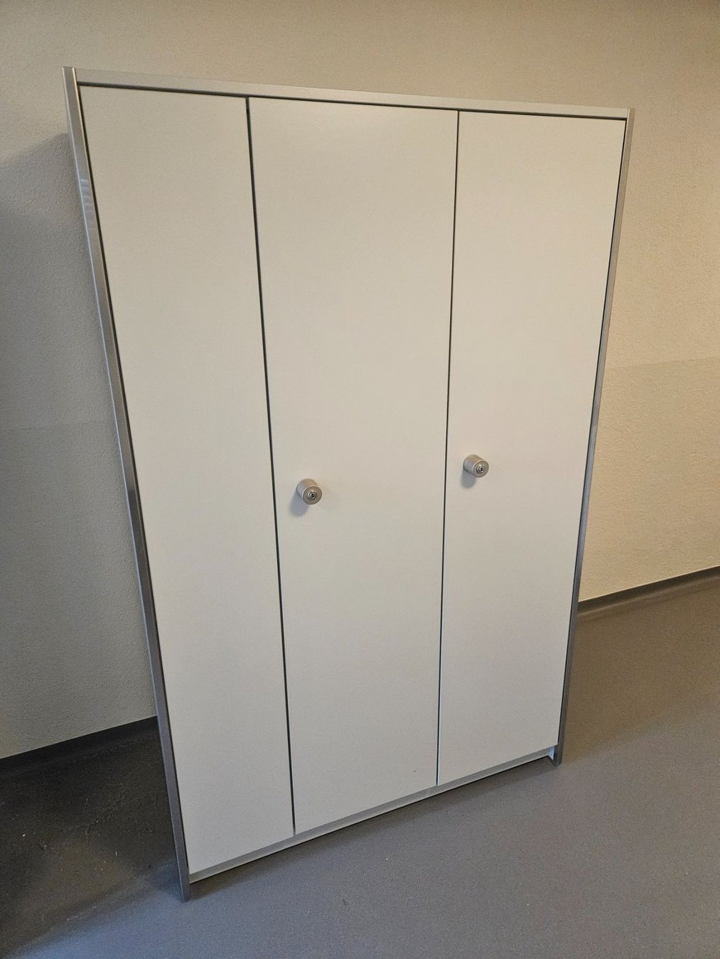 Armoires: Kleiderschrank in super Qualität – D'occasion à Rüti ZH par looren94 1