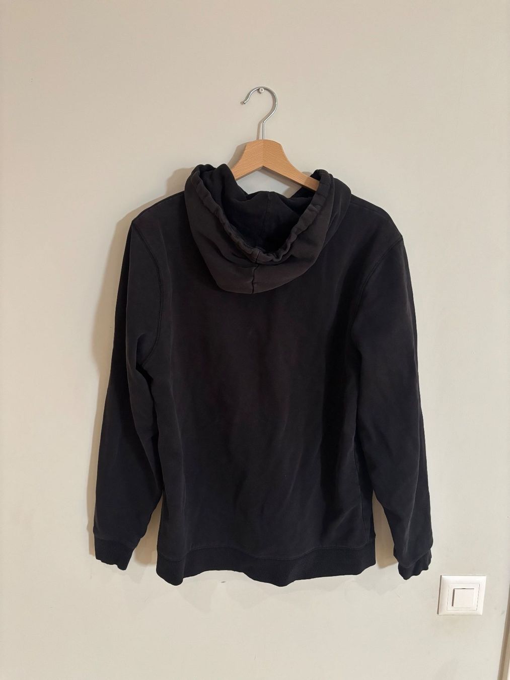 Pullover & Sweatshirts: Sweat à capuche Globe noir taille M – Defekt aus Rolle von max_m27q 2