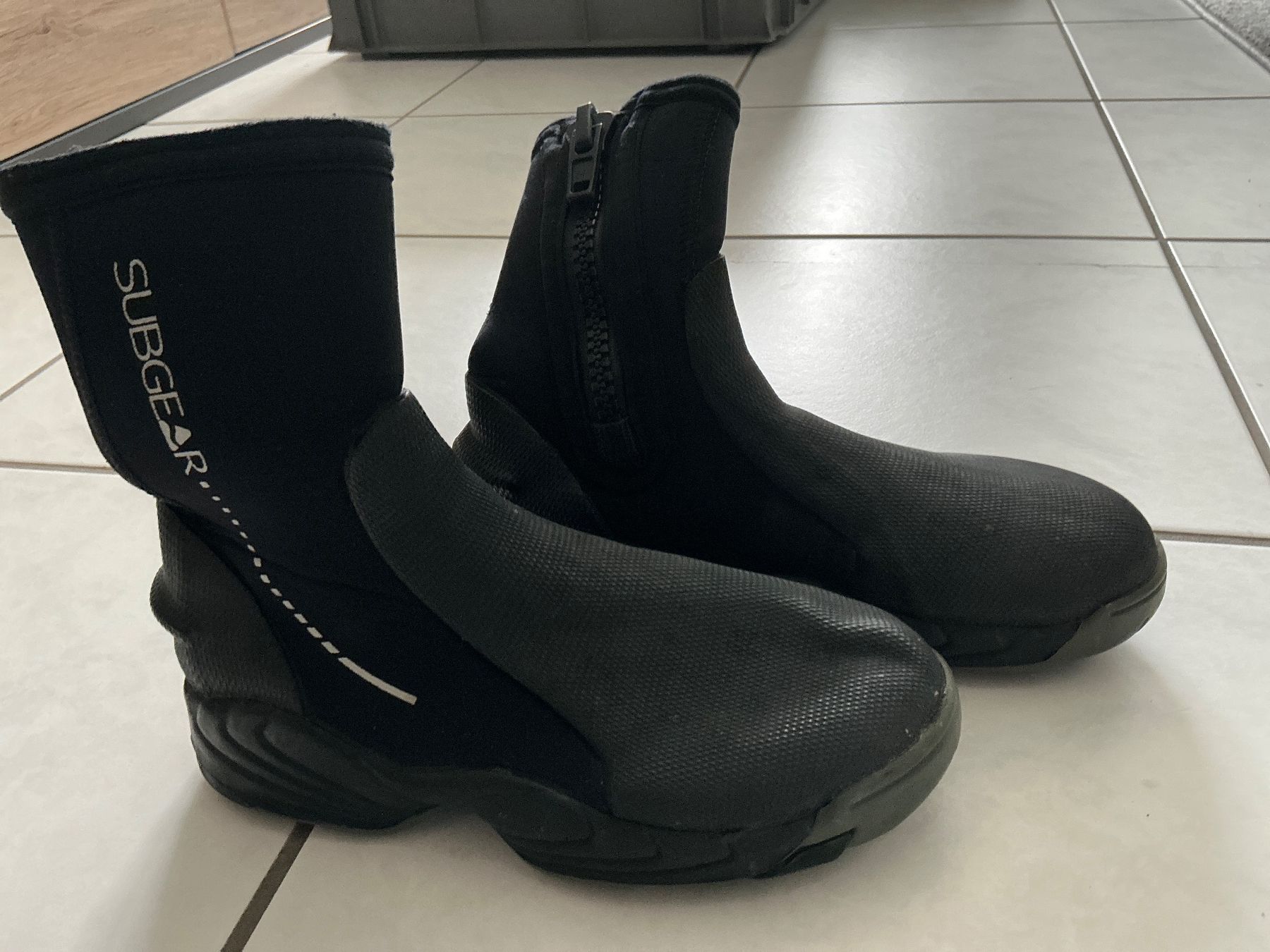 Scarpe da uomo: Tauchschuhe Gr.37 – Usato da Galgenen venduto da 67sab 1