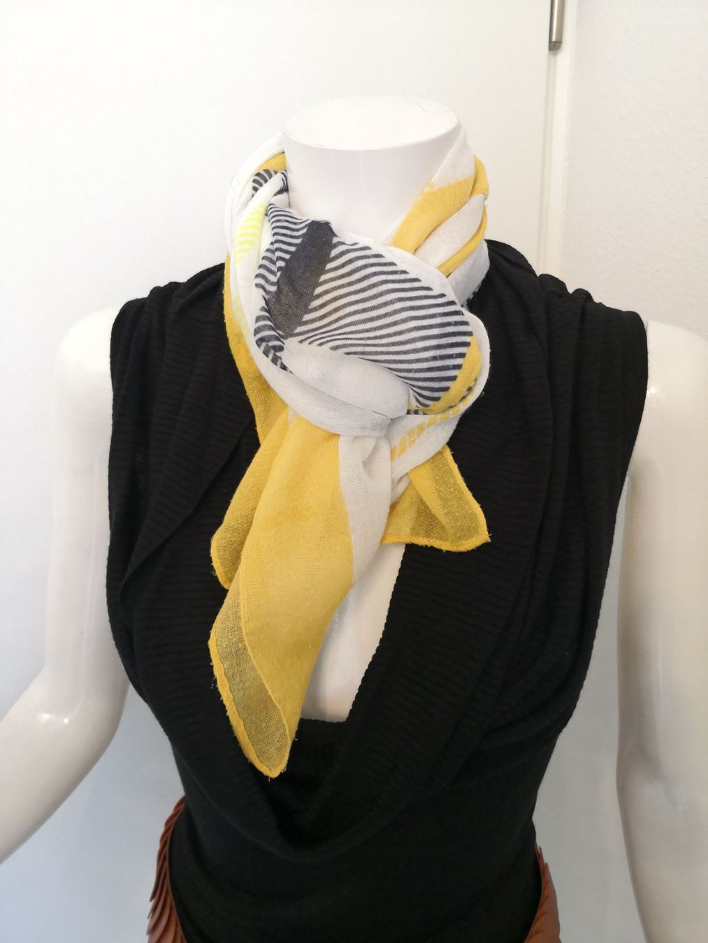 Opus Foulards, Tücher & Schals: 🤩OPUS SCHAL WEISS MIT MUSTER – Gebraucht aus Olten von Naja-Twins-Twins 3