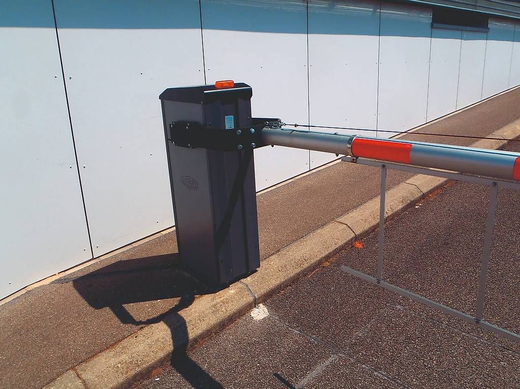 Clôtures: Barrière automatique – D'occasion à SION par FGPTRAFFIC