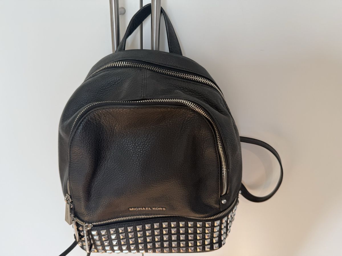 Michael Kors Zaini: Michael Kors Rucksack schwarz mit Metall Elementen – Usato da Eglisau venduto da Nic1906 5