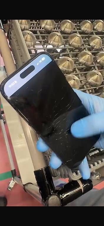 Telefoni cellulari / Smartphones: Apple iPhone 16 Pro 256 GB Black Titanium  Display defekt – Usato da Winterthur venduto da Omar_61 3