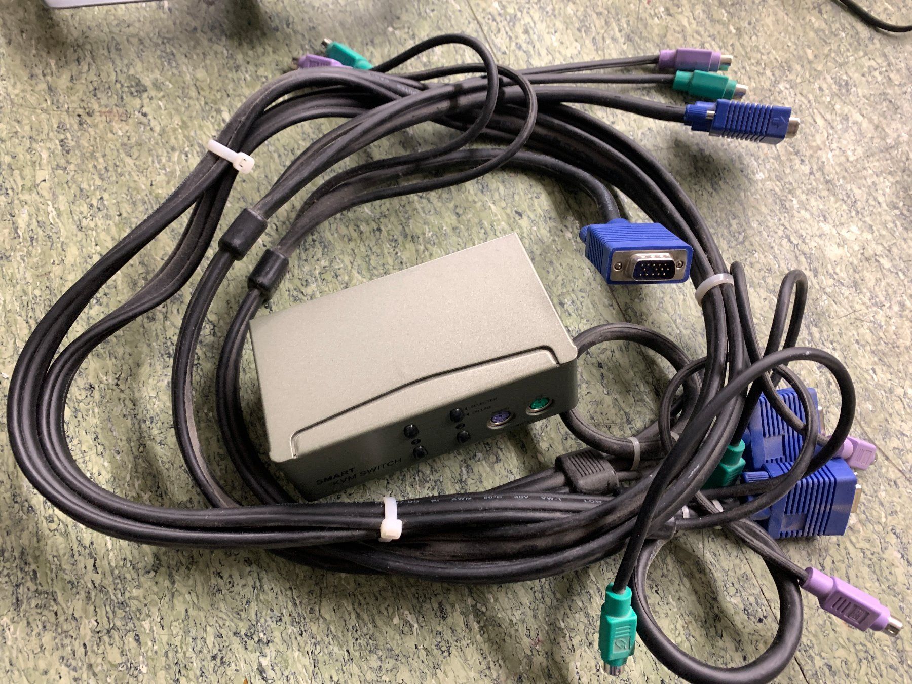 PCs: Computer PC KVM Switch - 2 Port VGA Switch – Gebraucht aus Rickenbach SZ von Frickler