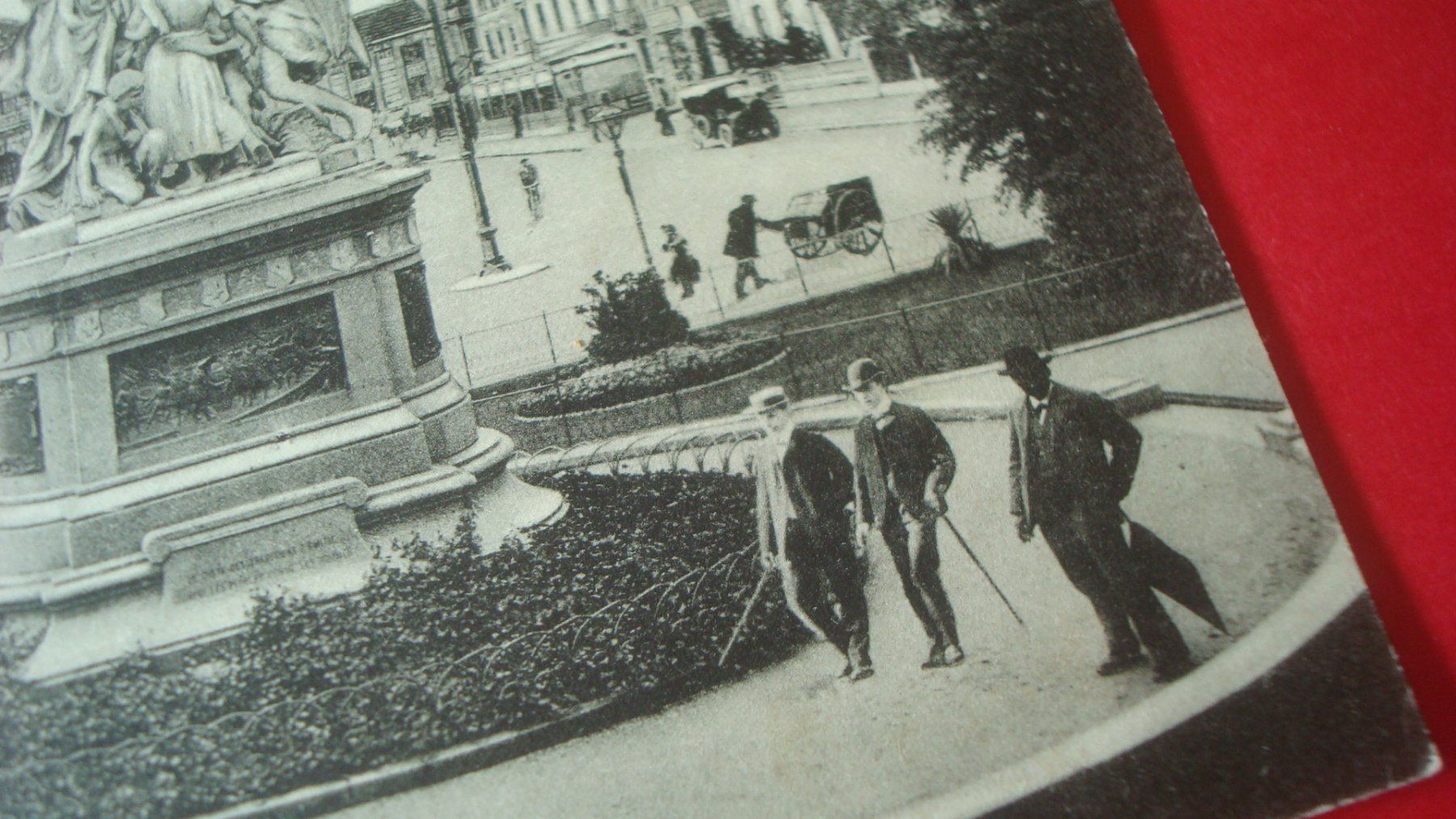 Cartoline postali: AK Basel Strassburger Denkmal mit Bahnhof belebt 1907 – Usato da Münchenstein venduto da Pesci6 1