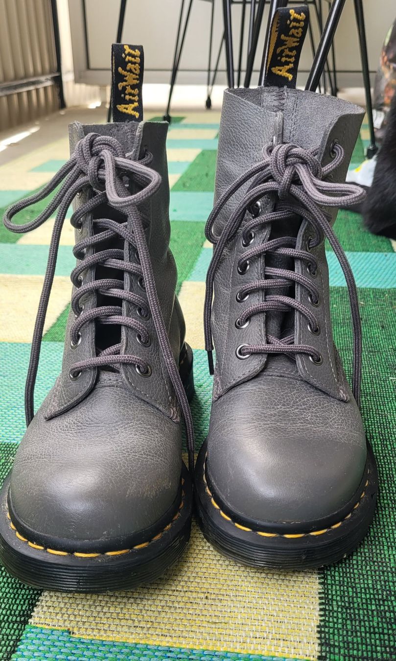Dr. Martens Chaussures femmes: Doc Martens Stiefel in Grau – D'occasion à Olten par ali_p5tn