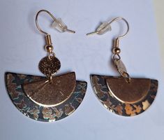 Paire de boucles d'oreilles originales dorées et noires!