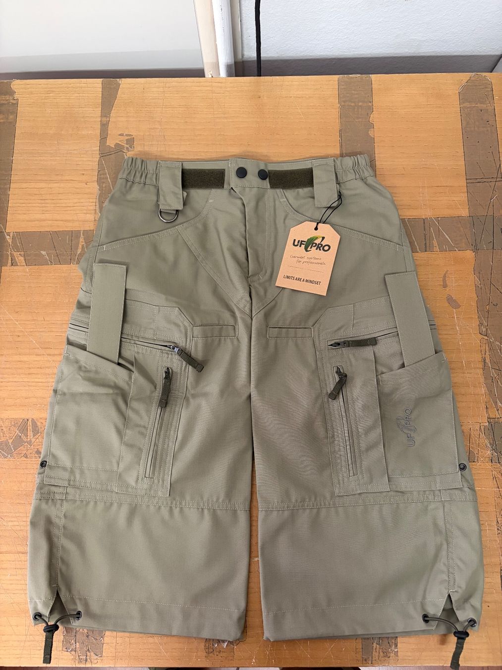 Pantaloni: Short Tactique UF Pro OLD GEN W29 – Nuovo e nell'imballaggio originale da Villars-Ste-Croix venduto da DarkWerx