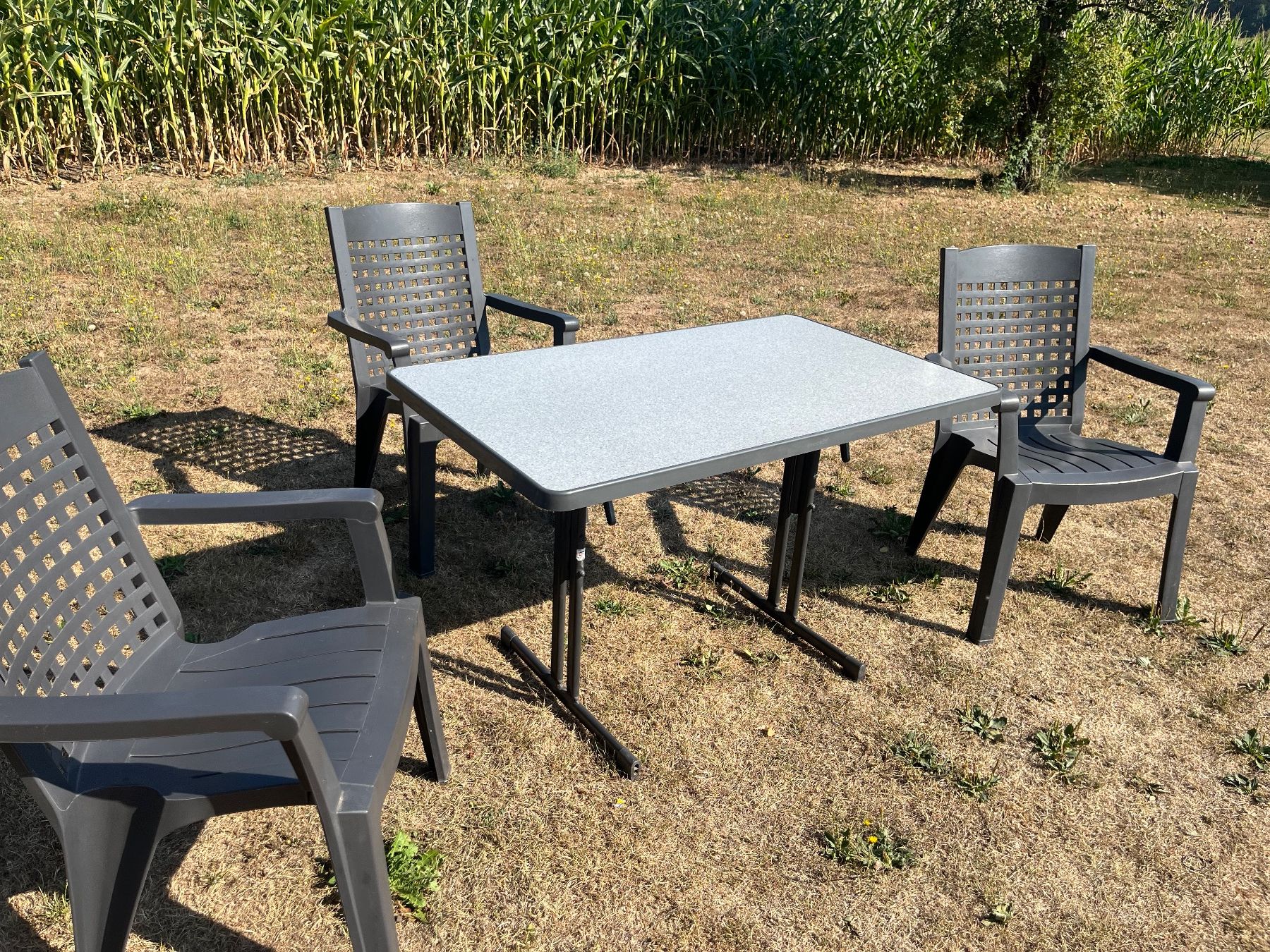 Tables: Gartentisch und 3 Stühle Klappbar – D'occasion à Allmendingen b. BE par juair 2