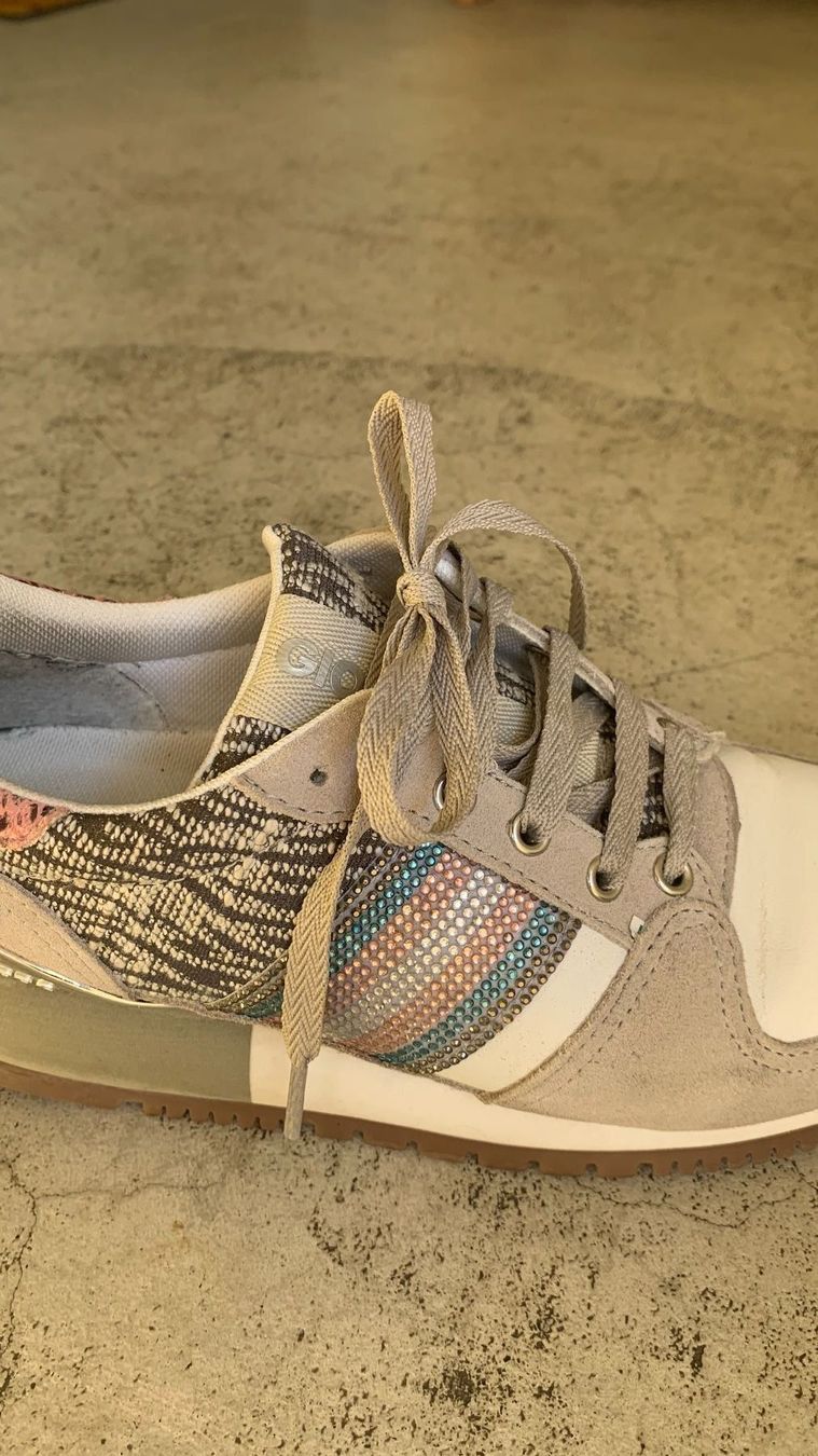 Scarpe da donna: Schöne Sneaker Gr37 mit Steinchen – Usato da Biel-Benken BL venduto da BelginE 1