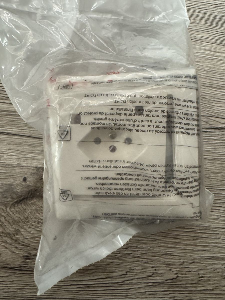 Feller Fiches d'alim.: Fi-Steckdose Original verpackt  30mA – Neuf avec emballage d'origine à Zürich par papaplatte 1