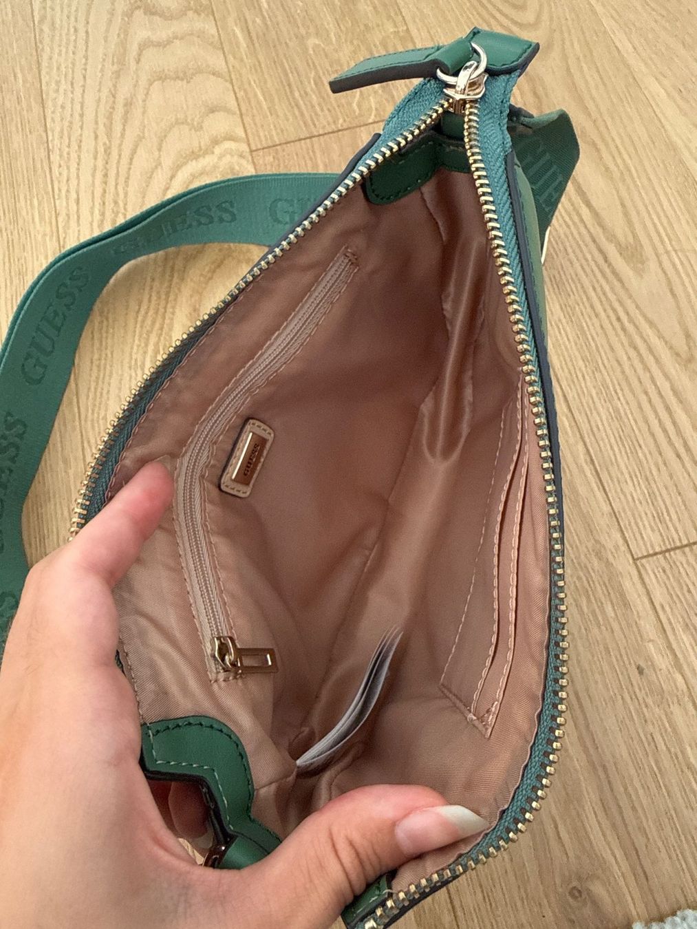 Guess Sacs femmes: NEU! Guess Umhängetasche – Neuf (Voir description) à Schönenwerd par d.chiara 5