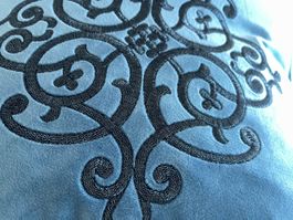 Samt-Zierkissen mit Ornamentmuster, bestickt