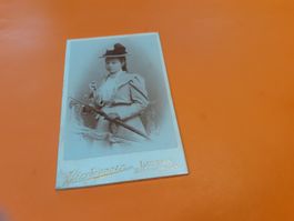 SCHWIIZER JUGEND DAZUMAL - JUNGE DAME von WELT - BERN