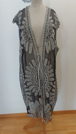 Kaftan (Gilet) lang, schwarz/weiss bestickt